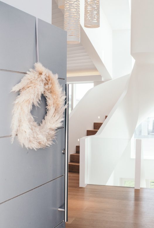 A pampas wreath on the door of Carn Mar in Polzeath