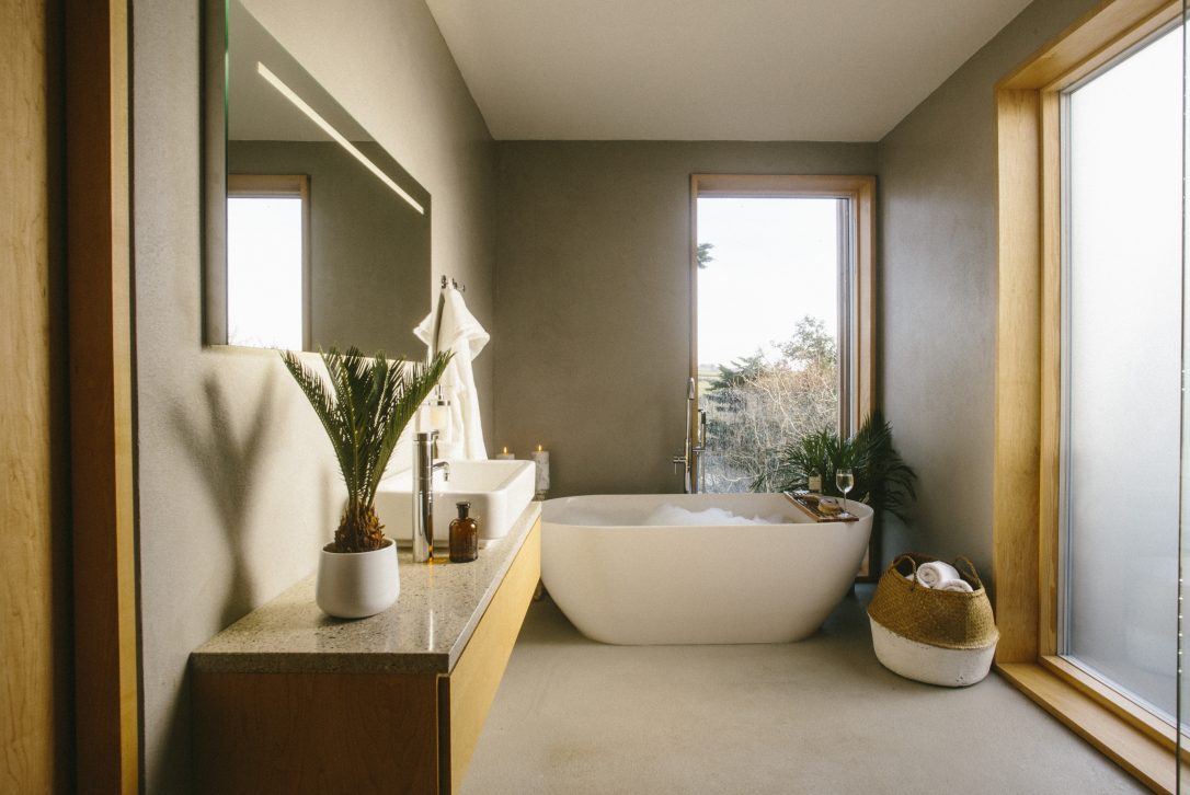 En-suite belonging to the master bedroom at Dry Creek House, a self-catering holiday home in Polzeath, North Cornwall