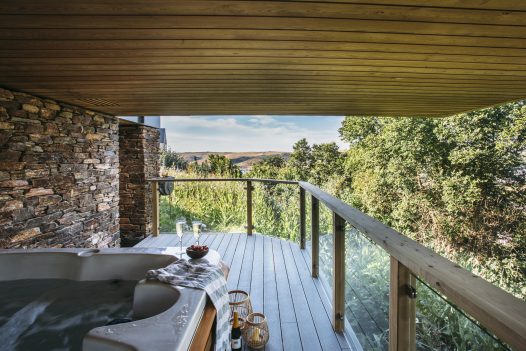 The wooden hot tub at Dry Creek House, a self-catering holiday home in Polzeath, North Cornwall