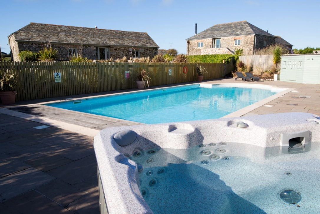 The shared hot tub and swimming pool at The Tractor Shed in Polzeath