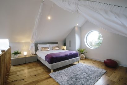 Master bedroom at Appleby, a self-catering holiday home between Polzeath and Daymer Bay, North Cornwall