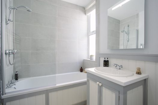 Family bathroom at Hillcote, a self-catering holiday home in Polzeath, North Cornwall