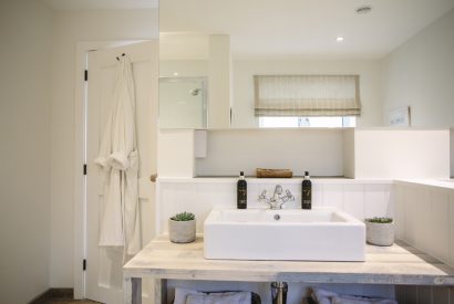 En-suite belonging to the master bedroom at Seahouse, a self-catering holiday house in Polzeath, North Cornwall