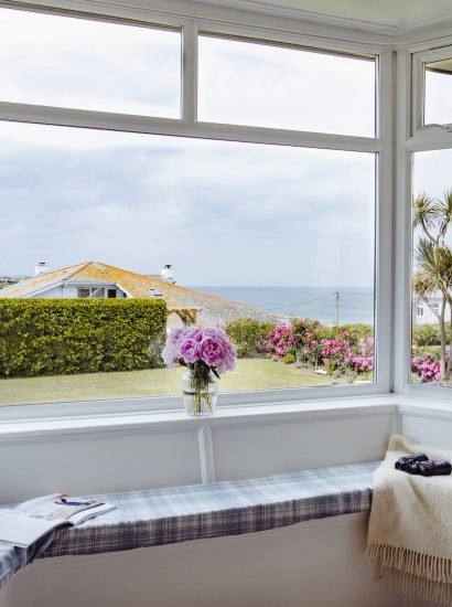 Window seat in living room at Spindrift, a self-catering holiday home in Polzeath, North Cornwall